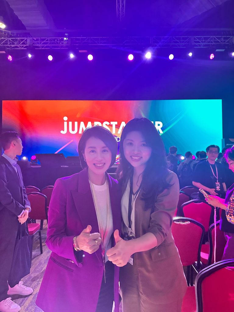 阿里巴巴香港創(chuàng)業(yè)者基金執(zhí)行董事 周駱美琪（左）與虹科CEO 陳秋苑（右）