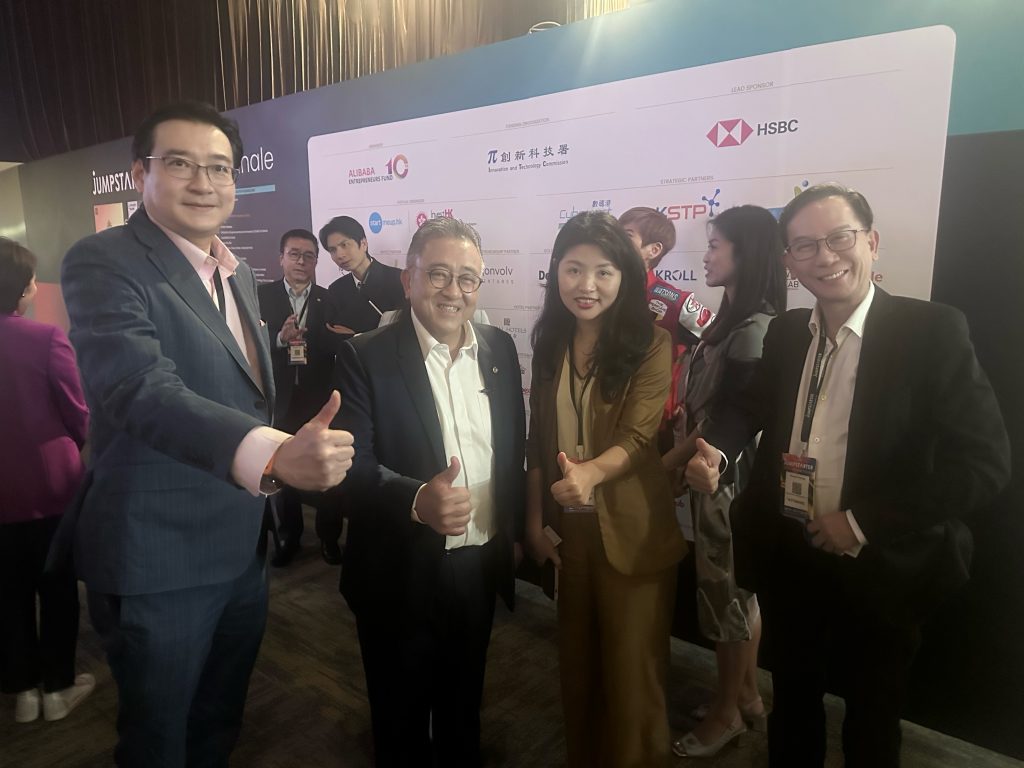 環(huán)亞集團(tuán)創(chuàng)始人兼首席執(zhí)行官 宋海施（左二）與虹科CEO陳秋苑 （左三）