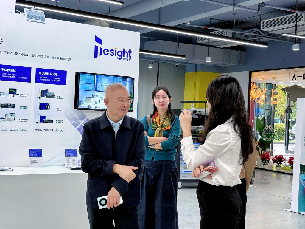 李善民教授一行參觀虹科展廳（3）